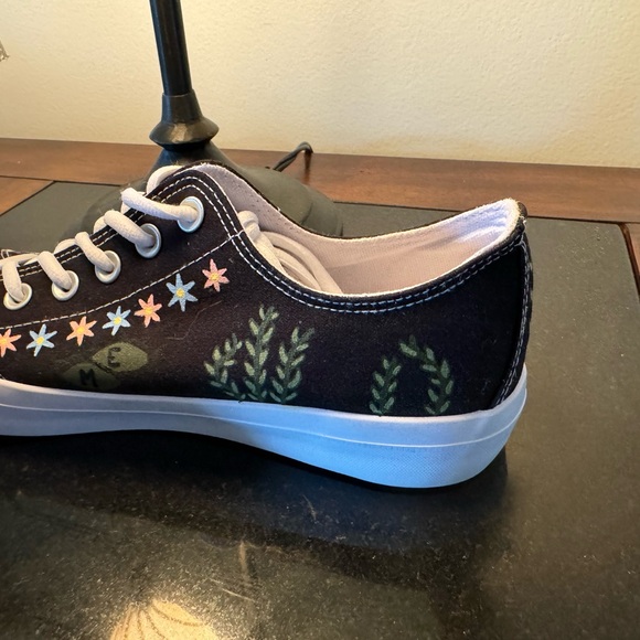 Almost new sneaker flowers size 10 - Picture 3 of 10